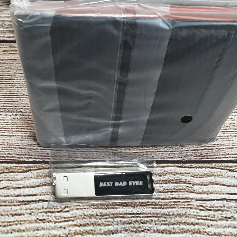 Men’s Bifold Minimalist Wallet 11 Card Capacity with bonus USB Thumb Drive